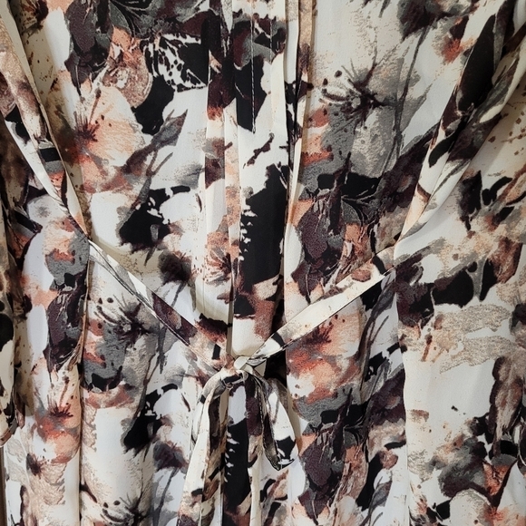 + IN Every Story Floral 3/4 button bell sleeve tunic length tie back top - Picture 8 of 11